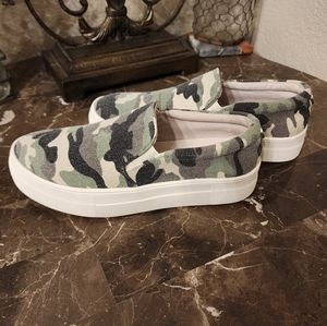 STEVE MADDEN Camo Slip Ons